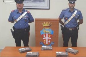 In viaggio con moglie e figlio trasportava 7.5 kg di cocaina, poliziotto arrestato