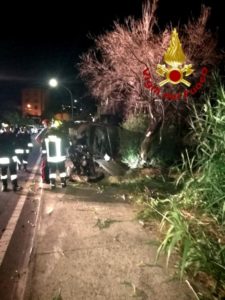 San Sostene – 21enne nella notte impatta violentemente contro albero e palo sulla Ss 106, trasportato in ospedale