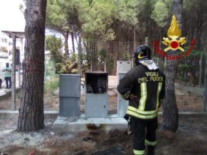 Cabina elettrica in fiamme nella pineta di Soverato