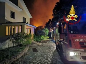 Vasto incendio nella notte di macchia mediterranea a Catanzaro