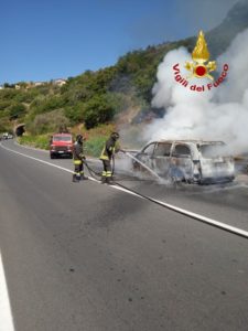 Auto prende fuoco in corsa, passeggeri in salvo