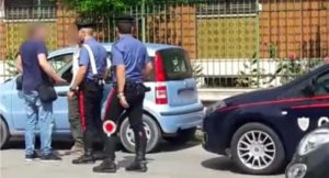 “Dammi i soldi per il parcheggio”: ma lui chiama i carabinieri e lo fa arrestare