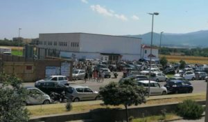 FOTO NEWS | Covid-19, triage quasi pronta a Soverato. E già ci sono lunghe file
