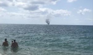 Imbarcazione con migranti prende fuoco ed esplode al largo della costa calabrese, si temono vittime
