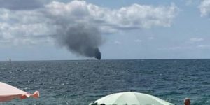 Barca con migranti in fiamme, 6 dispersi e due finanzieri feriti