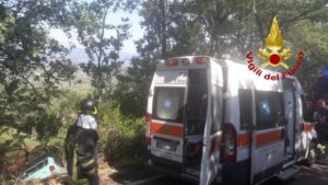 Perde il controllo dell’auto e finisce in un burrone tra Chiaravalle e Petrizzi, 29enne ferito trasportato in ospedale