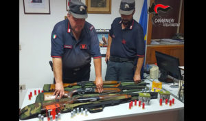 Controlli dei carabinieri forestali, tre denunce. Sequestrati fucili e munizioni