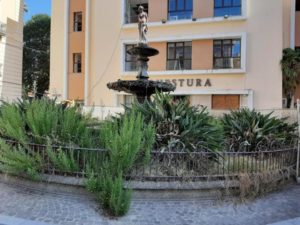 Catanzaro – Fontana di piazza Santa Caterina indecorosa, Pisano ne sollecita la pulizia