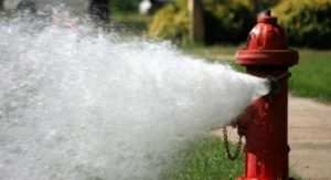 Vendevano acqua rubata da un idrante antincendio, padre e figlio denunciati