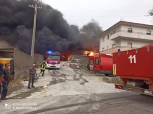 Incendio a Squillace, vigili ancora al lavoro