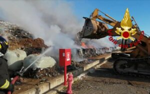Incendio in una discarica rifiuti, vigili del fuoco al lavoro
