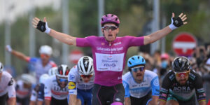 Il Giro d’Italia onora il presidente Santelli con un minuto di silenzio