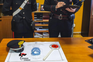 Alla vista dei carabinieri lancia la cocaina dalla finestra, 41enne arrestata