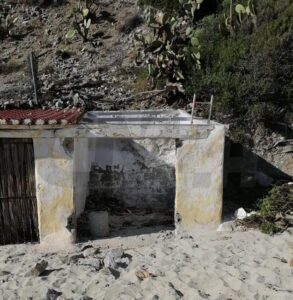 Demolito edificio abusivo a ridosso della spiaggia