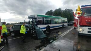 Violento scontro tra auto e bus nel Veneto, muore una ragazza calabrese