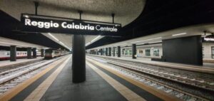 Rissa con bastoni e coltelli alla stazione di Reggio Calabria, 5 denunce