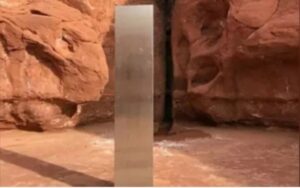 Il mistero del monolite di metallo spuntato fra le rocce del deserto dello Utah