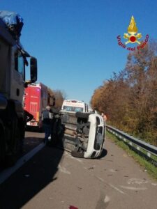 Due auto ed un camion coinvolti in un incidente, tre feriti