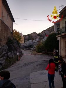 Sfiorata tragedia a Cassano sullo Ionio, crolla un costone di roccia. Nessun ferito