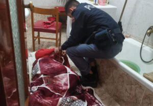 Anziana sola in casa cade e si rompe un femore, soccorsa dalla Polizia