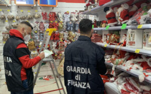 Sequestrati dalla Guardia di Finanza oltre 17.000 articoli natalizi in quattro negozi