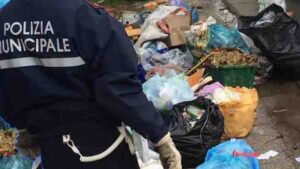 Abbandono illecito di rifiuti, 26 incivili beccati con le foto-trappole e multati