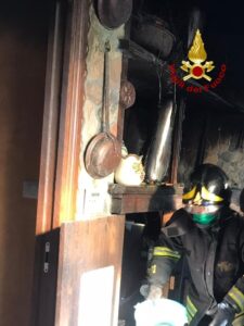 Canna fumaria provoca incendio, panico tra gli inquilini dell’appartamento