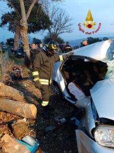 Perde il controllo dell’auto e sbatte contro un albero, ferito trasportato in ospedale