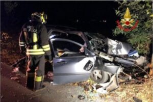 Si schianta con l’auto la notte di Capodanno, muore 26enne: ferito l’amico