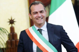 Il sindaco di Napoli Luigi De Magistris si candida alla presidenza per la Regione Calabria