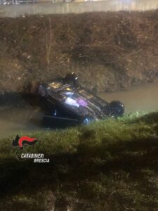 Auto si ribalta in un canale con bimba di 3 anni intrappolata, salvata dai carabinieri