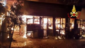 Deposito di carpenteria distrutto dalle fiamme a Chiaravalle, indagini sulle cause del rogo