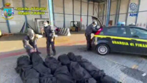 Sequestrate oltre 1,3 tonnellate cocaina nel porto di Gioia Tauro