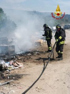 Rifiuti in fiamme in prossimità di un campo nomadi a Lamezia Terme