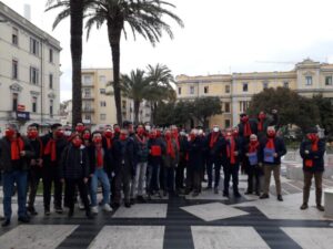 Mascherine e sciarpe rosse in piazza Matteotti di Catanzaro nella Giornata internazionale per i diritti della Donna