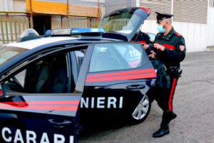 Assembramento nel bar e i carabinieri multano i poliziotti