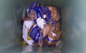 Squillace, pacchi di pasta gettati nella spazzatura