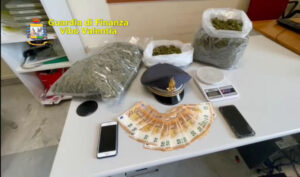 Marijuana nascosta nel tetto di un’abitazione, giovane arrestato