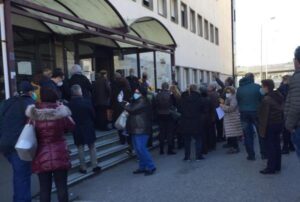 Vaccini: caos prenotazioni e assembramenti in Calabria