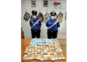 Sequestrati dai carabinieri oltre 300mila euro in contanti, tre denunce per riciclaggio