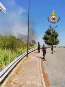 Incendio di arbusti e macchia mediterranea a Catanzaro