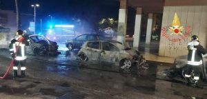 Quattro auto in fiamme nella notte a Catanzaro