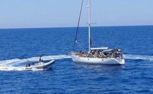 Nuovo sbarco di migranti in Calabria, in 50 arrivano su una barca a vela