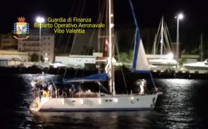 Intercettata barca a vela carica di migranti, tre presunti scafisti fermati
