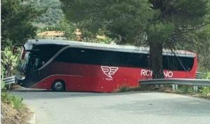 Squillace, autobus rimane incastrato sulla provinciale “Madonna del Ponte”