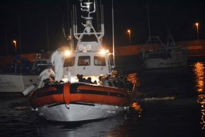 Sbarco di migranti in Calabria, 62 persone soccorse nella notte
