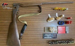 Nasconde fucile e munizioni in uno sgabuzzino, 42enne arrestato