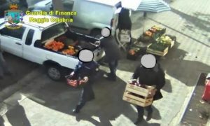Inchiesta su agenti della municipale di Reggio Calabria che rubavano agli ambulanti: 13 indagati