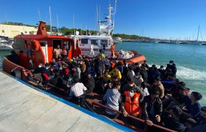 Nuovo sbarco di migranti in Calabria, arrivati in 98