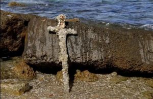 Spada crociata di 900 anni trovata in fondo al mare